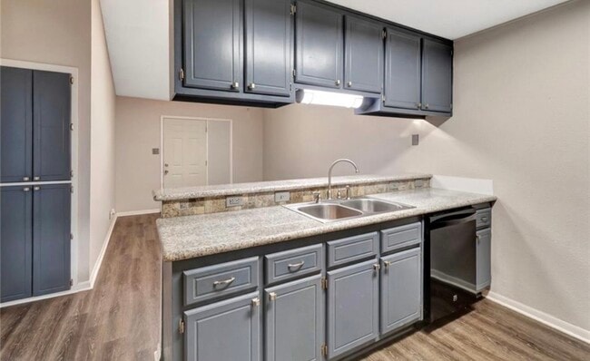 Photo - 215 Chantilly St