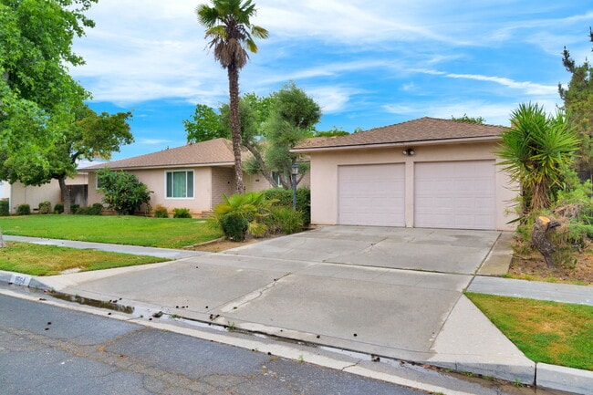 Photo - 1564 E Escalon Ave