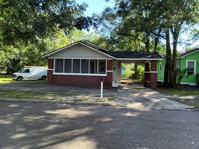 Building Photo - Completely renovated 4/2 Single Family home ! Available now!
