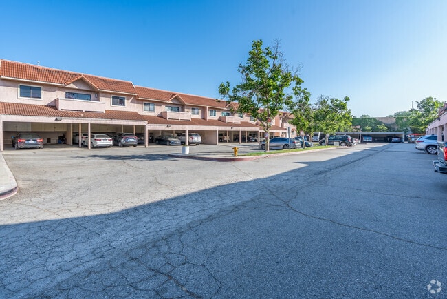 Aparcamiento - Laurel Woods Condominiums