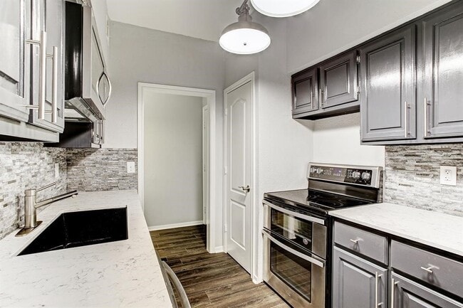 Building Photo - 2400 N Braeswood Blvd Unit 120