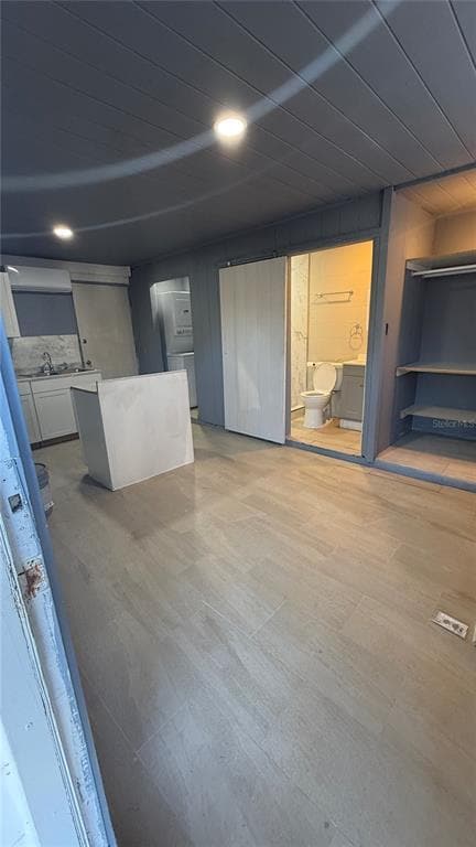 Photo - 1418 Queensway Rd