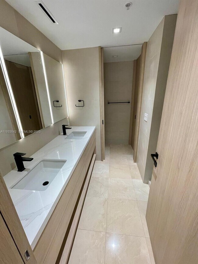 Photo - 251 Crandon Blvd Unidad 1228