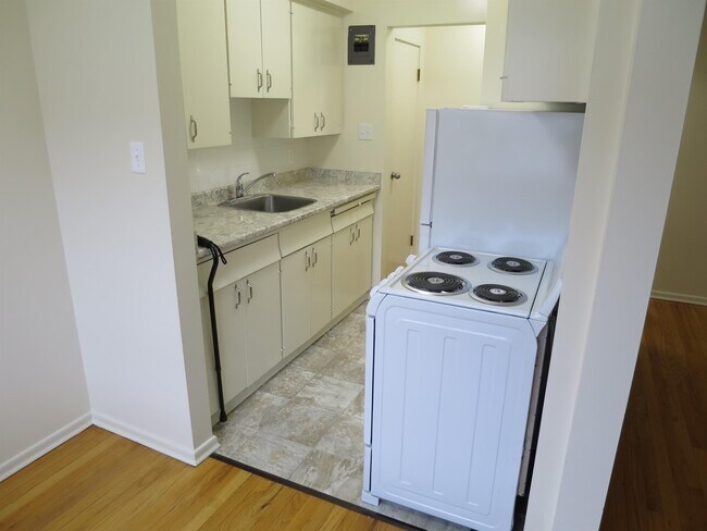 Building Photo - 2150 Cadboro Bay Rd Unit 36