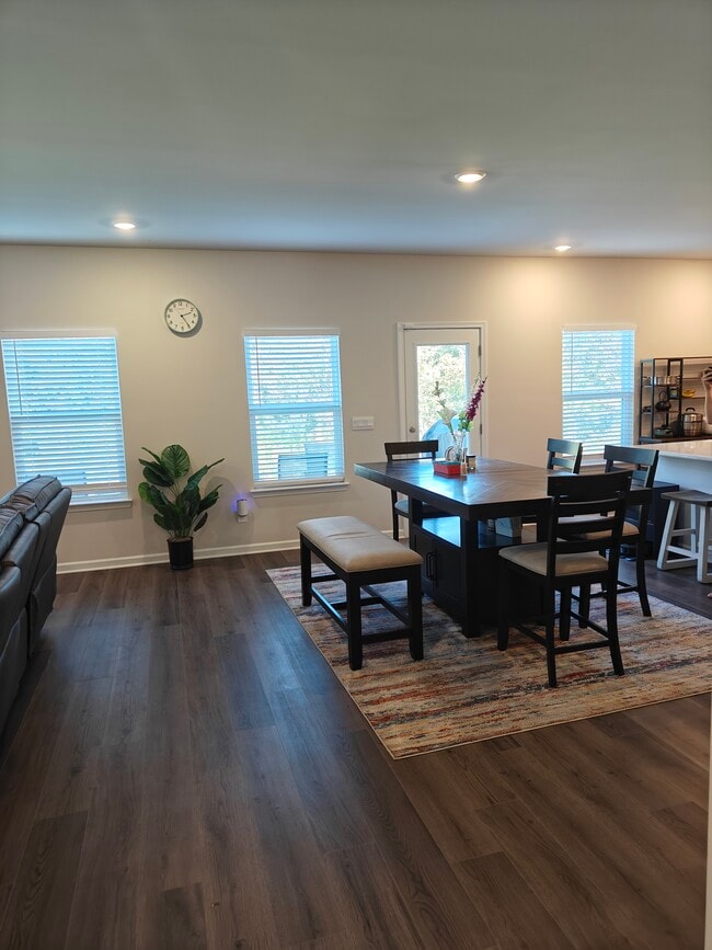 Photo - 1921 Dosk Ave