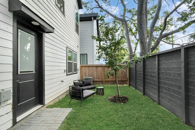 Photo - 1107 Highland Square Ln