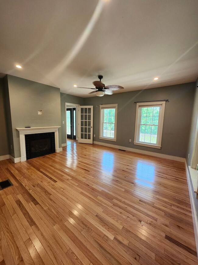Photo - Oversized 3-Bedroom Duplex for Rent – $3,000/Month Unidad 86 Gilboa