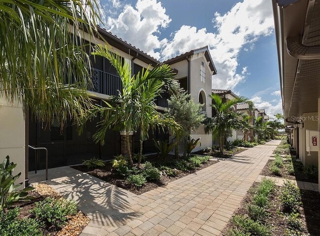 5528 Palmer Cir Unit 105