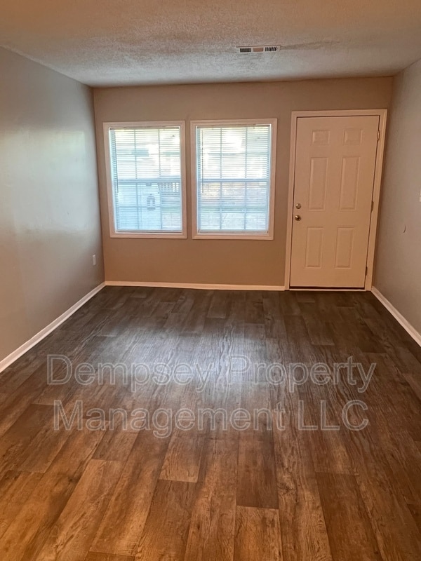 Photo - 139 39th St E