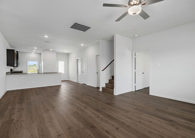 Photo - 940 Cawthorne Trl