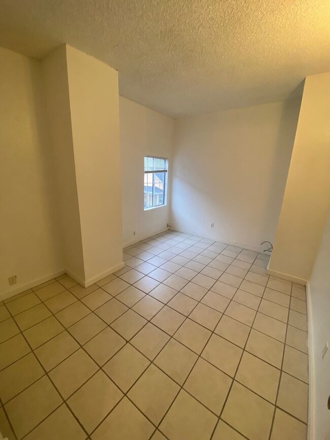 Photo - 1560 Montgomery St Unidad 3