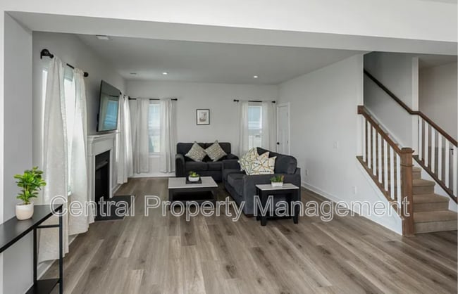 Photo - 200 Hollythorpe Ln