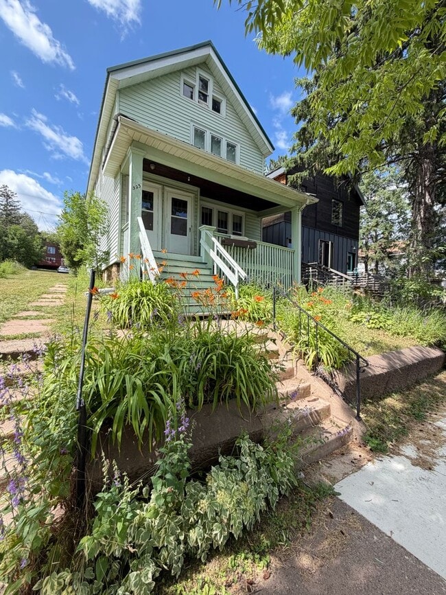Building Photo - 523 E 6th St Unit 523 E 6th St - #2