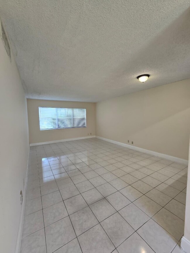 Building Photo - 550 SE 2nd Ave Unit G3