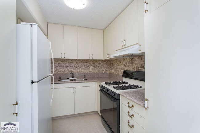 Building Photo - 2465 Kuhio Ave. Unit 918