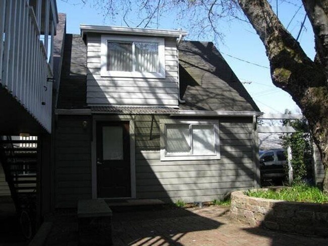 Cozy 2 Bedroom House on 17th & Hilyard - Cozy 2 Bedroom House on 17th & Hilyard