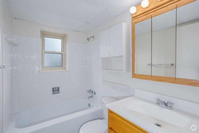 2BR, 1BA - 750SF - Bathroom