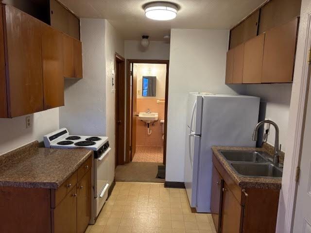 Kitchen - 1022 Arkwright St N Unit 9