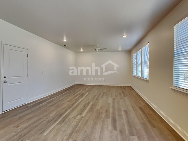 Photo - 305 Golucke Way