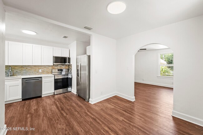 Photo - 569 W 49th St