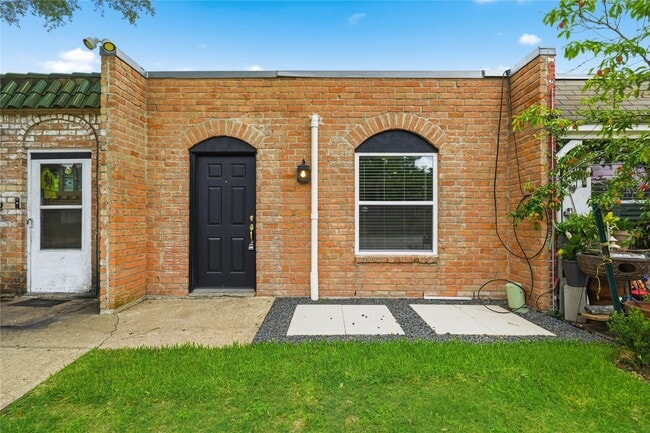 Building Photo - 1405 Shadowdale Dr Unit 23