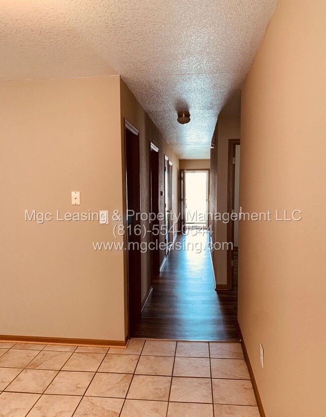 Photo - 200-202 NW Parker Dr