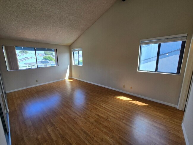 Photo - Spacious 3-Bedroom, 2.5-Bath Townhome in Desirable La Jolla