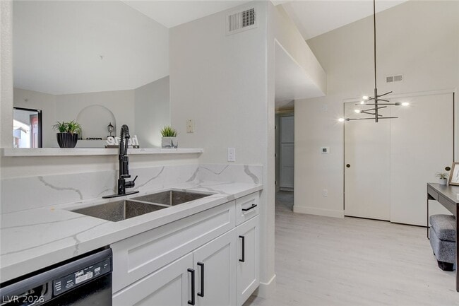 Building Photo - 950 Seven Hills Dr Unit 1422