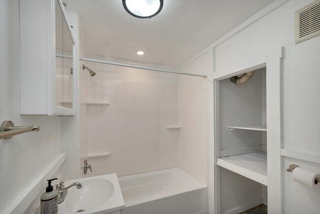 Photo - 135 Franklin St Unidad A