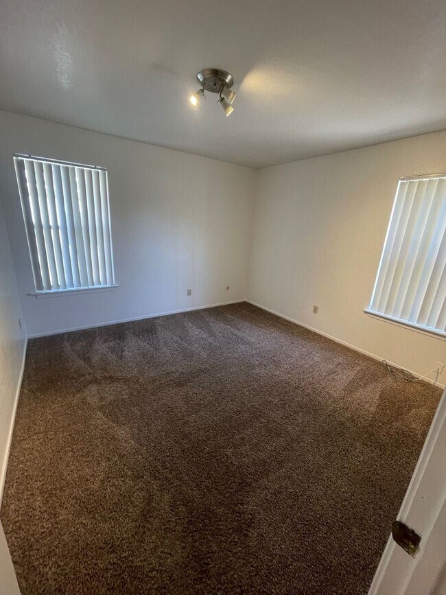 Photo - 214 A St