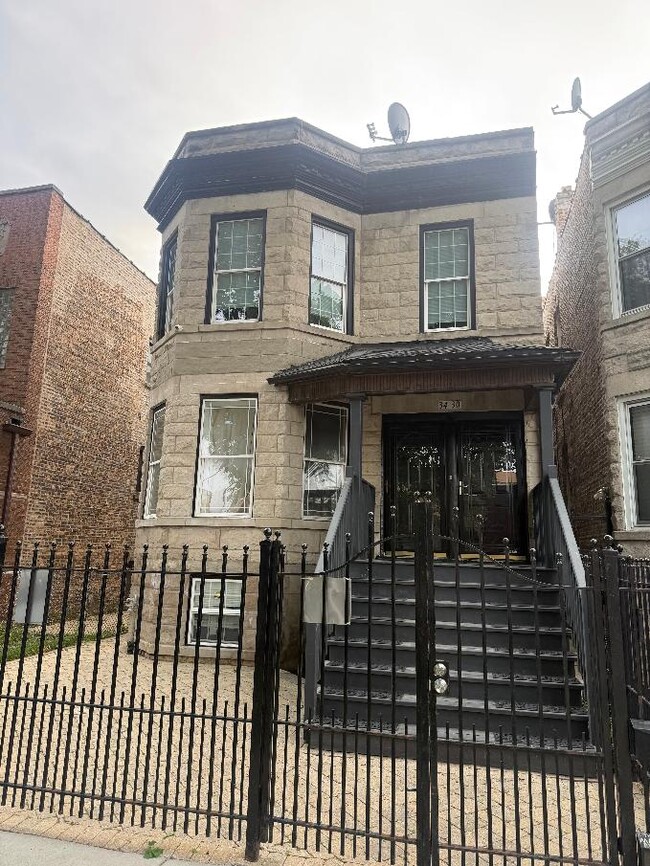 Building Photo - 3430 N Keeler Ave Unit 2