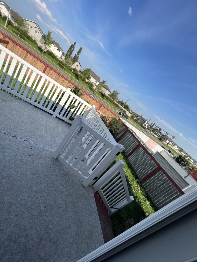 Photo - 613 Windross Cres NW
