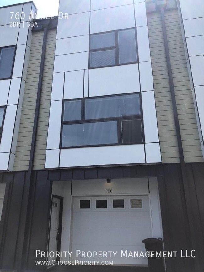 Building Photo - 760 Angle Dr