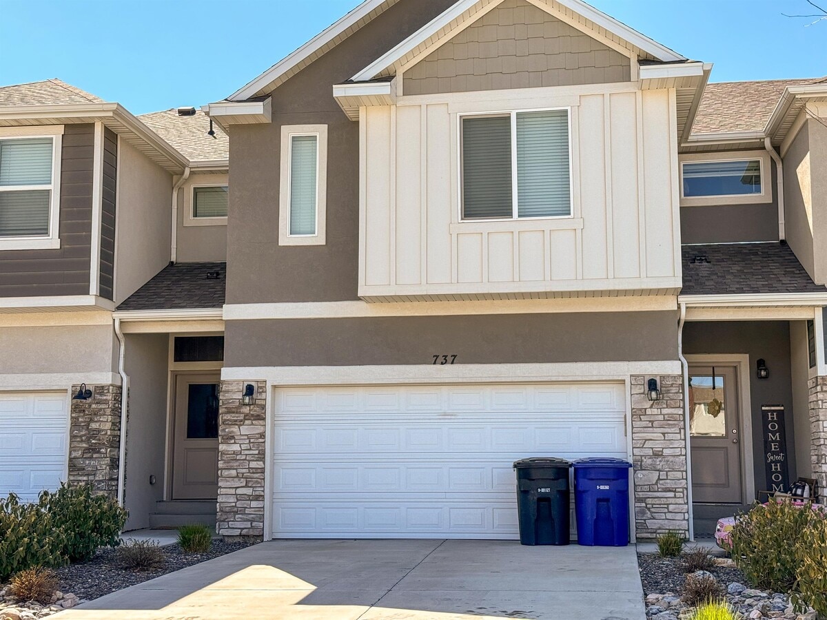 Photo - 737 N 2560 E