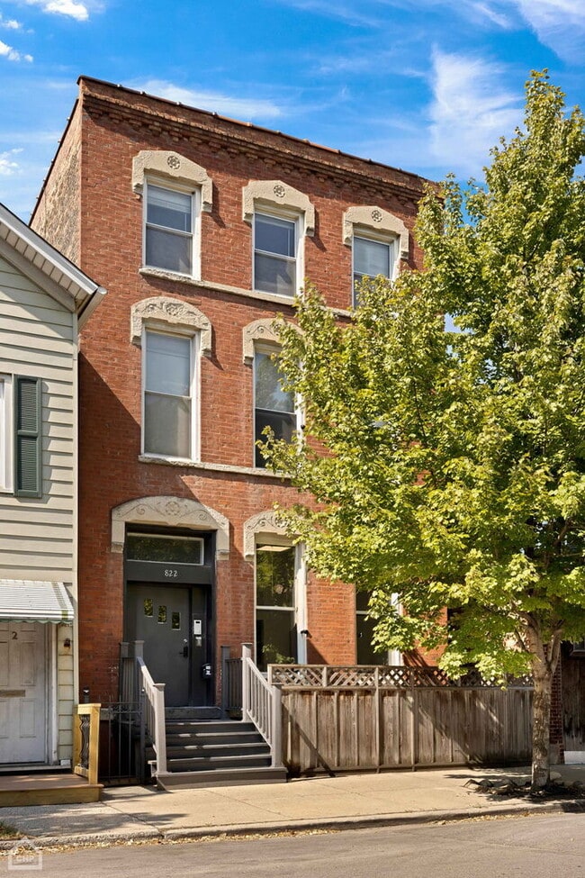Building Photo - 822 N May St Unit 1 Rental