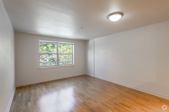 1BR, 1BA - 758 SF