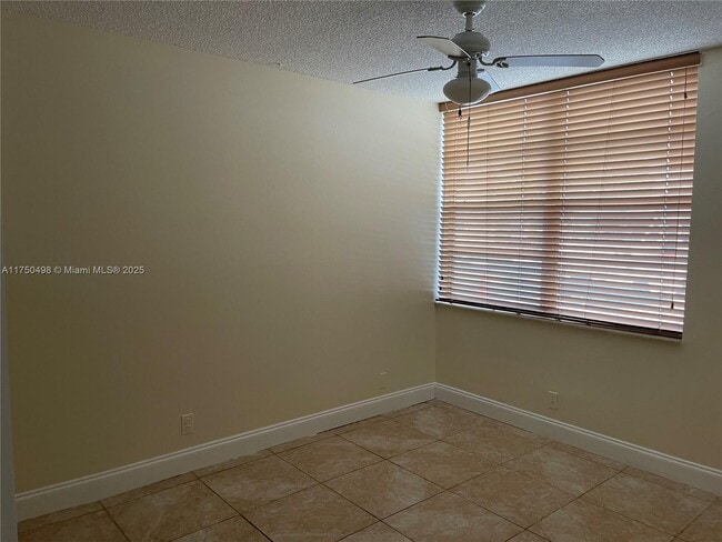 Building Photo - 9400 Live Oak Pl Unit 108 Rental