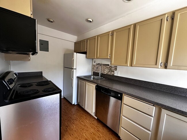 Photo - Cute and Cozy East Queen Anne Condo with 2 Bedrooms, 1 Bath and 1 Covered Parking Space Unit 2