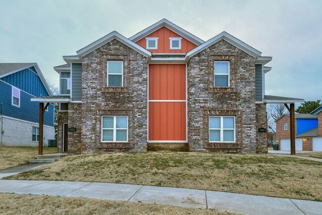 Photo - Beautiful 3 bed / 3.5 bath duplex with two car garage - Minutes from U of A!