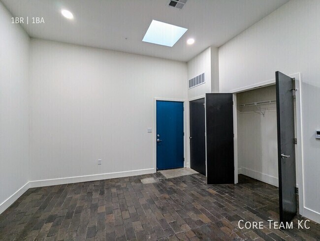 Photo - 3100 E Gillham Plaza Unit 221