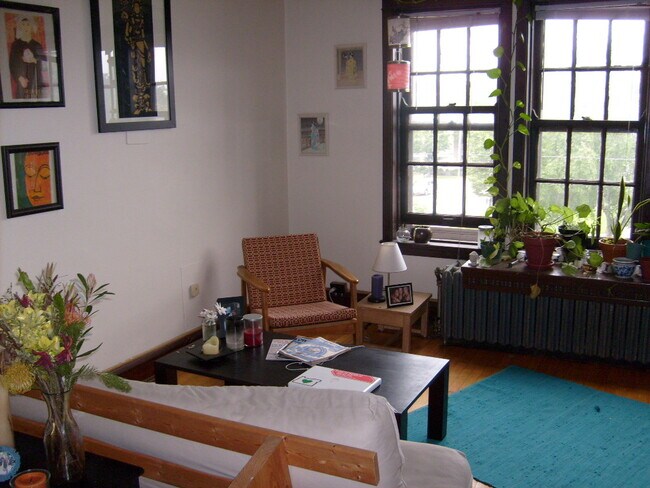 106 S Hancock St