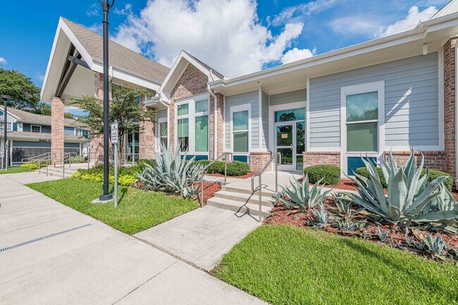 Lakecrest Village