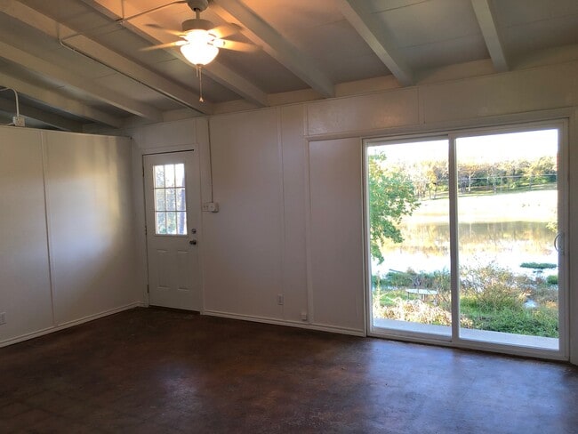 Sala de estar - 5229 Curzon Ave