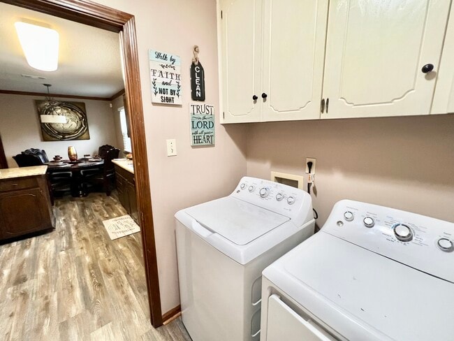 Building Photo - 6500 Lakewood Dr