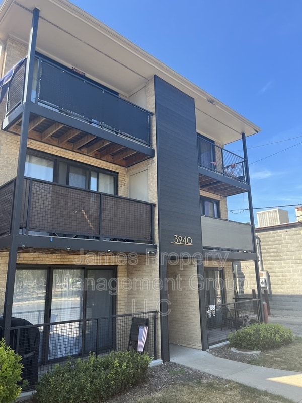 Building Photo - 3940 N Narragansett Ave