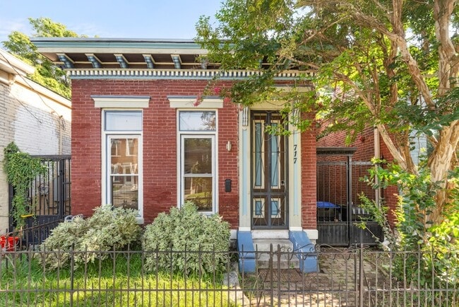 Photo - 717 Lampton St