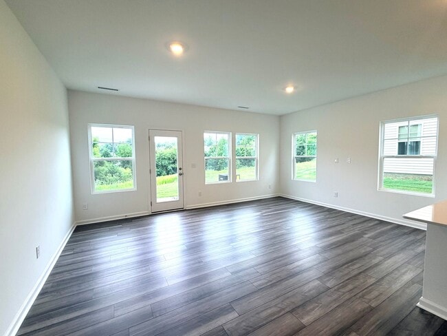 Photo - ~~ Luxurious End Unit 3-bedroom Townhome ~~