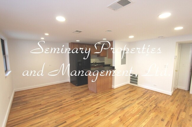 Photo - 921-27 W Sunnyside