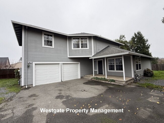 Building Photo - 821 B St