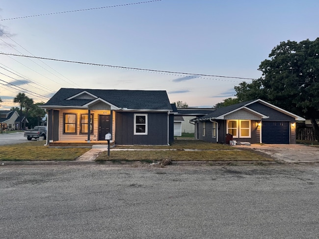 Photo - 407 E Houston St